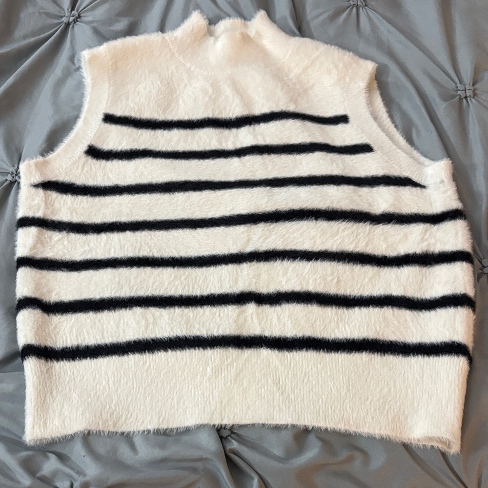 Bailey 44 Cream Fuzzy Sweater Vest Size Medium